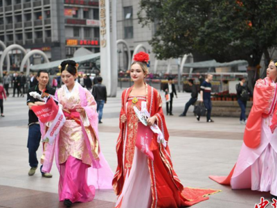 重慶街頭美女著(zhù)古裝鬧市玩“穿越”引眾人圍觀(guān)